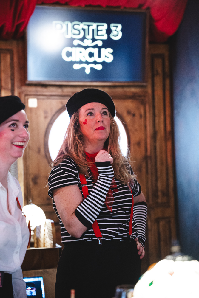 Circus bar à jeux bordeaux, fléchettes, mini golf, shuffleboard